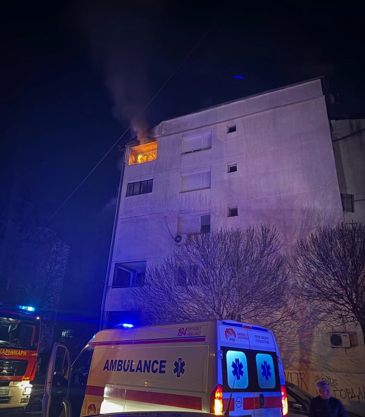 Пожар во стан во Кисела Вода, повредени станари, пожарникар и полицаец