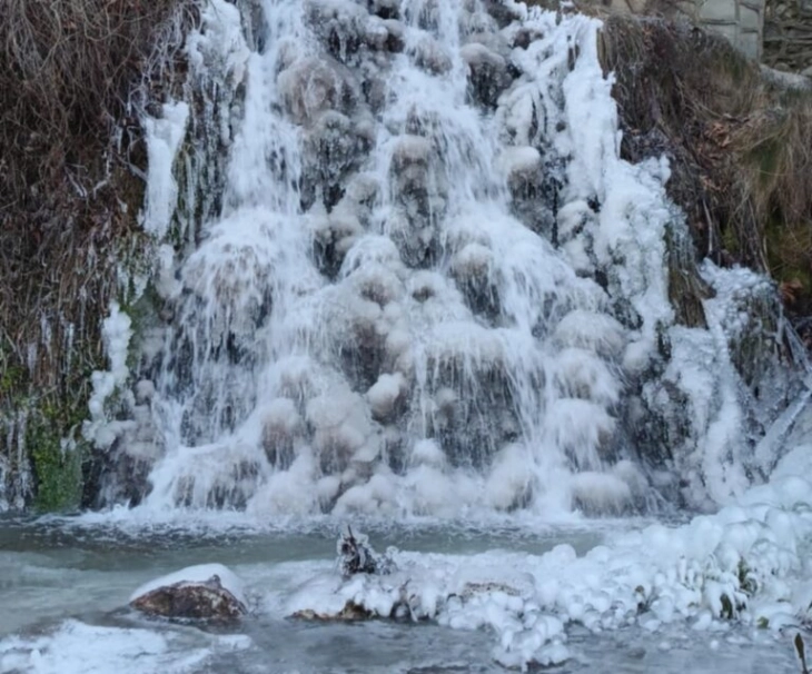 Замрзна водопад во Лерин