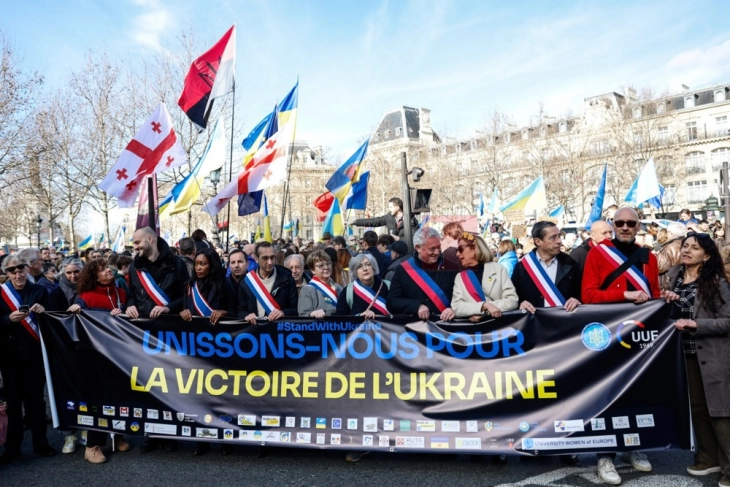 „Да се обединиме за победа“ – масовен протест за Украина во Париз