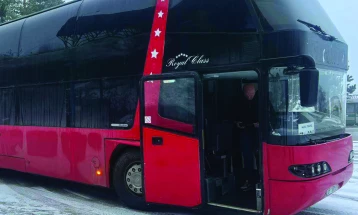 Është sekuestruar një autobus i përshtatur enkas për kontrabandë të më shumë se 500 veshjeve me firma të markave të famshme botërore