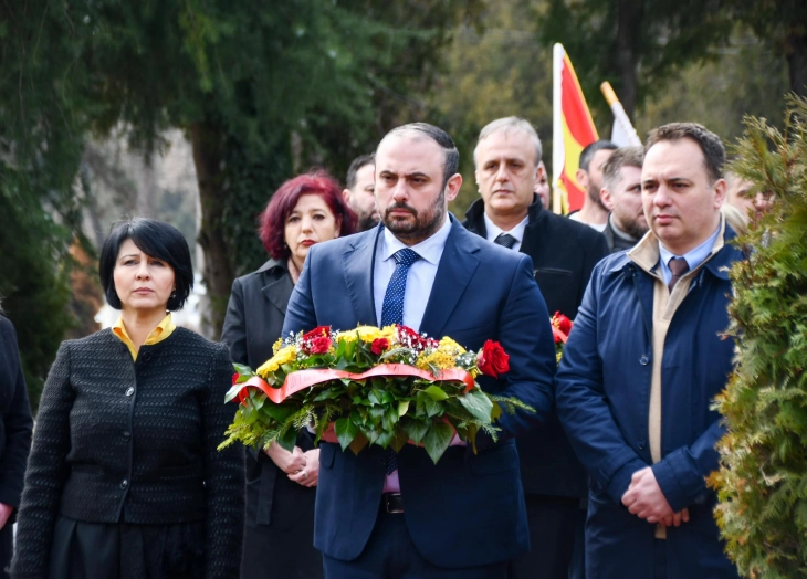 Делегација од Кисела Вода предводена од градоначалникот Ѓорѓиевски положи цвеќе на гробот на Борис Трајковски