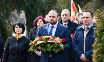 Делегација од Кисела Вода предводена од градоначалникот Ѓорѓиевски положи цвеќе на гробот на Борис Трајковски