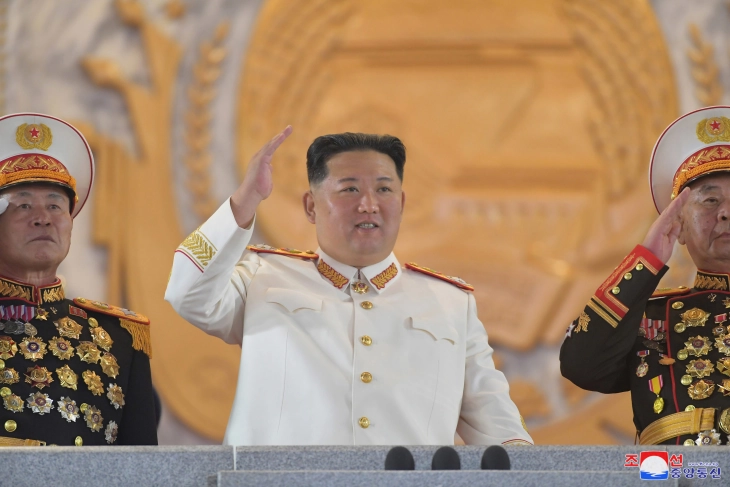 Kim Jong Un bën thirrje në përforcim dhe modernizim të ushrisë që të jetë e gatshme për luftë eventuale