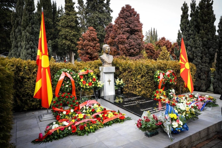 President Siljanovska-Davkova lays flowers at final resting place of President Boris Trajkovski 