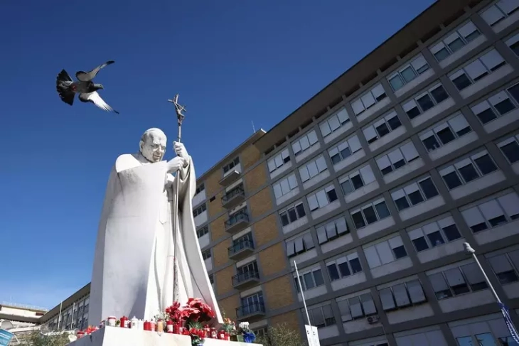 Ватикан: Папата добро спиел и продолжува да се одмора, има „благо подобрување“ на неговата здравствена состојба