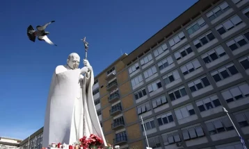 Ватикан: Папата добро спиел и продолжува да се одмора, има „благо подобрување“ на неговата здравствена состојба