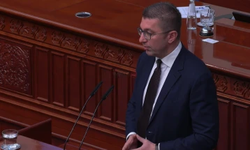 Mickoski drejtuar Petrovskës: Në fund të procesit do të ketë një rezolutë që do t'i ngjajë asaj të SHBA-së dhe që të gjithë do ta mbështesin