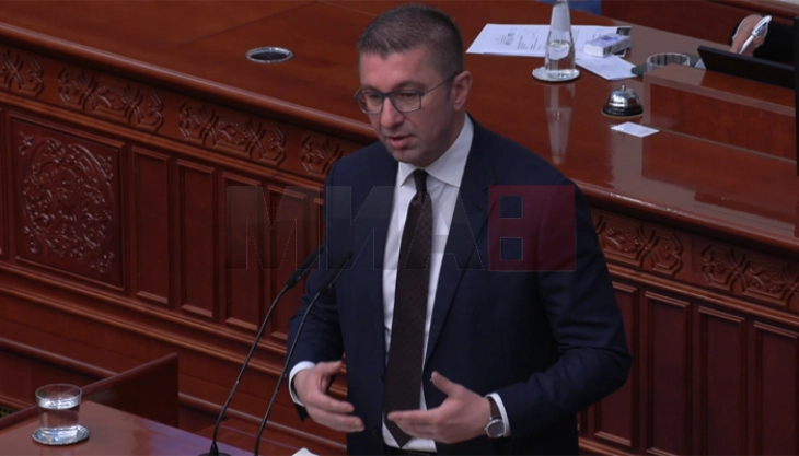 Mickoski:  Ftoj sa më shumë shqiptarë në administratën publike, por nuk paraqiten për rrogë prej 25.000 denarë