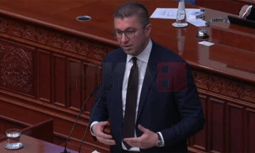 Mickoski:  Ftoj sa më shumë shqiptarë në administratën publike, por nuk paraqiten për rrogë prej 25.000 denarë