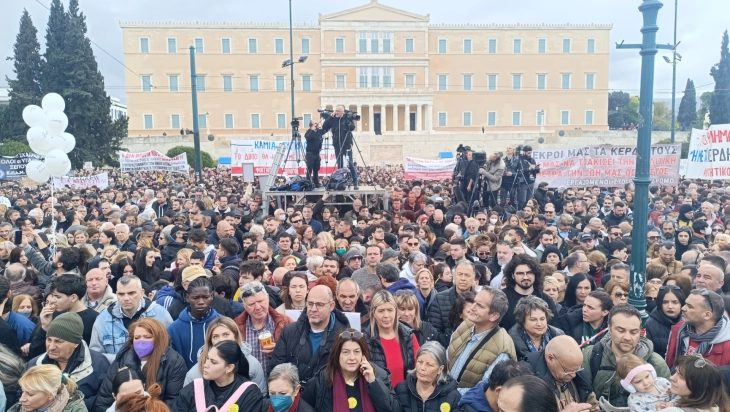 Масовен протест во Атина за двегодишнината од железничката несреќа (Фото) 