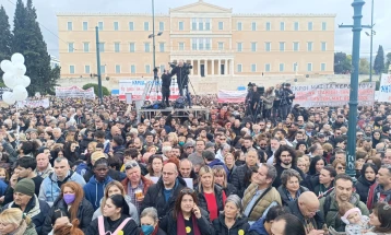 Масовен протест во Атина за двегодишнината од железничката несреќа (Фото) 