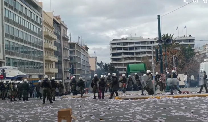 Incidente serioze në Athinë pas protestës për aksidentin e trenit – një nga tubimet më të mëdha viteve të fundit