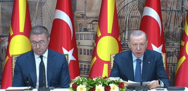 Erdogan: Marrëdhëniet tona mbi 30 vjeçare janë po aq të forta sa Ura e Gurit në Shkup