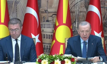 Erdogan: Marrëdhëniet tona mbi 30 vjet janë po aq të forta sa Ura e Gurit në Shkup