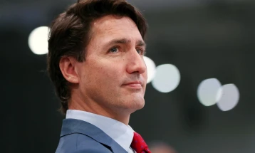 Trump sticks to tariffs on Mexico and Canada, Trudeau hits back