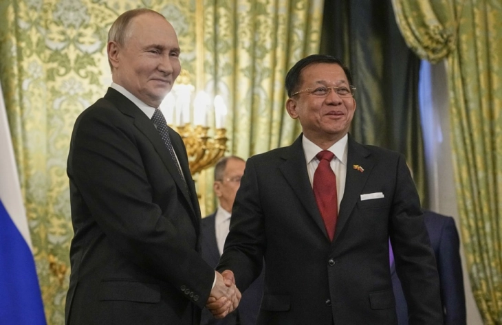 Шефот на мјанмарската хунта го нарече Путин „крал“ за време на посетата на Кремљ