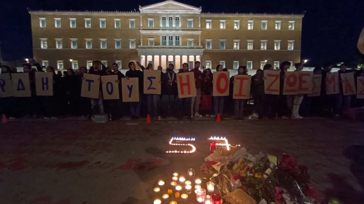 Протест во Атина за железничката несреќа - хартиени фенери во спомен на загинатите