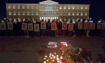 Протест во Атина за железничката несреќа - хартиени фенери во спомен на загинатите