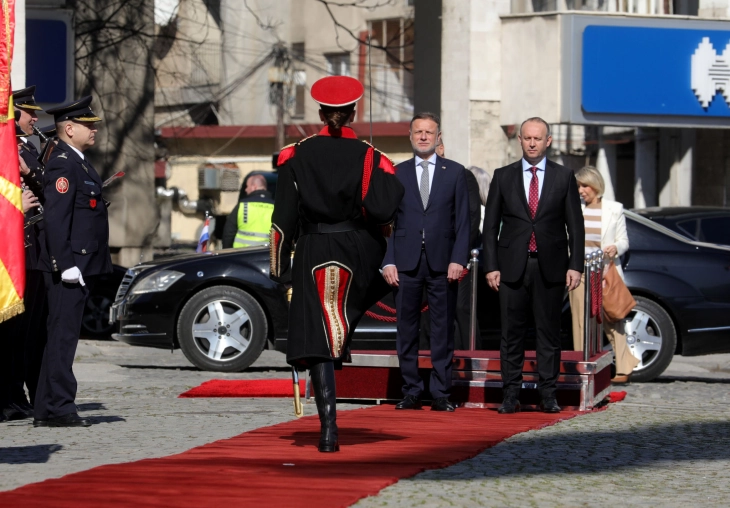 Со свечена церемонија пред Собранието Гаши го пречека претседателот на хрватскиот Сабор Јандроковиќ