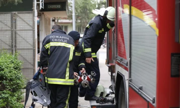 Zjarr në një banesë në qendër të Shkupit, intervenuan dy automjete zjarrfikëse