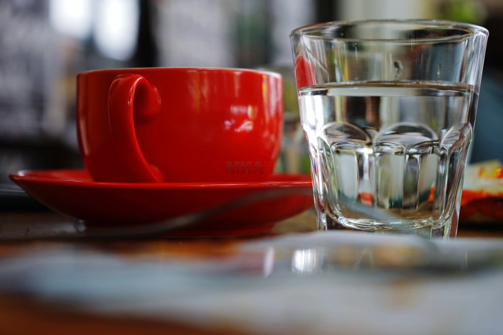 Чашата вода до кафето првично не била за пиење