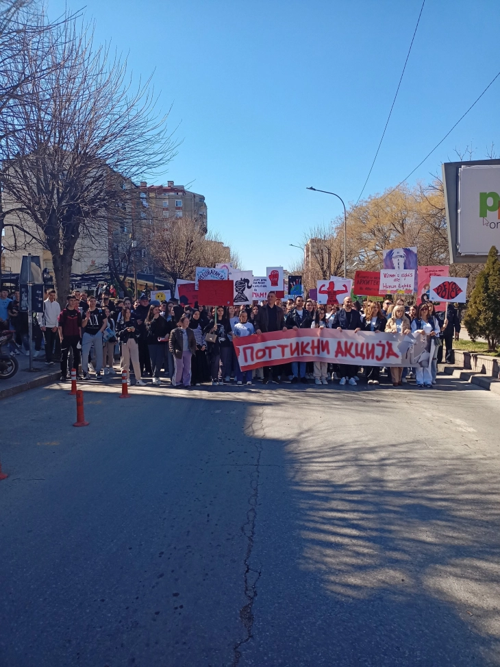Марш на велешките средношколци за подигнување на свеста, во пресрет на 8 Март