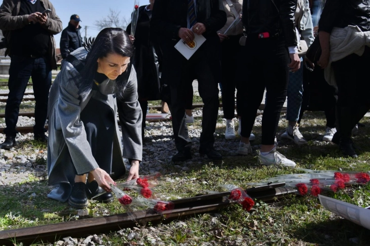 Положување цвеќе на Споменикот на жртвите на Холокаустот во Битола