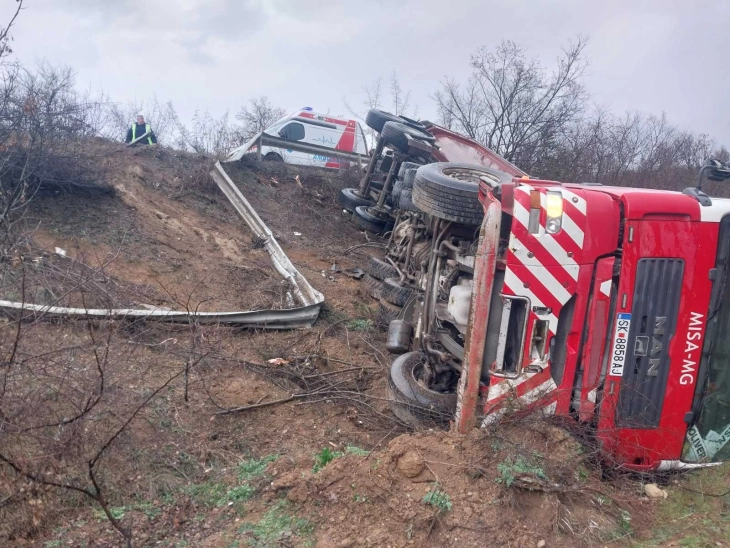 Едно лице повредено при превртување на шлепер меѓу селата Фариш и Раец