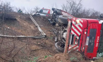 Едно лице повредено при превртување на шлепер меѓу селата Фариш и Раец