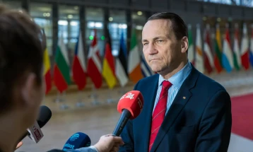 Sikorski konfirmoi se dërgesat e armës nga SHBA-ja për në Ukrainë përmes Polonisë janë ripërtëritur