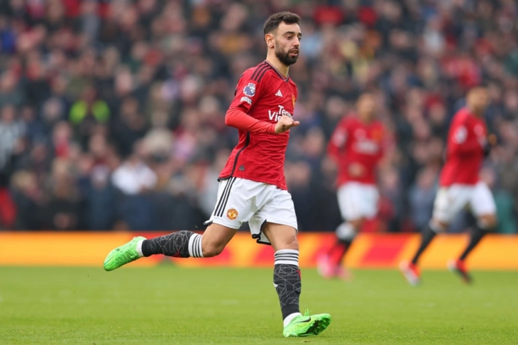 Fernandes hat-trick as Man Utd into Europa League quarters with Spurs