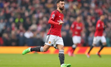 Fernandes hat-trick as Man Utd into Europa League quarters with Spurs