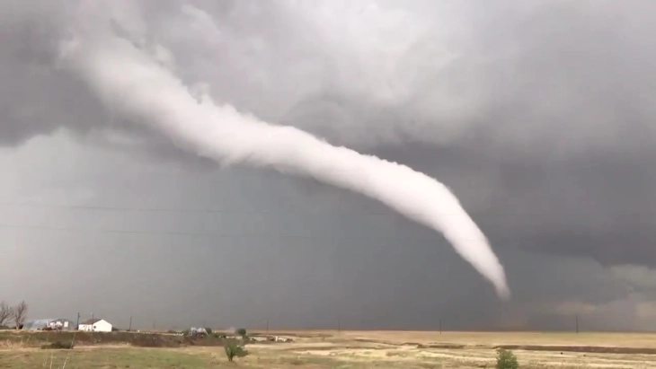 Meteorologët paralajmërojnë: Tornado dhe stuhi të forta kërcënojnë jugun e SHBA-së