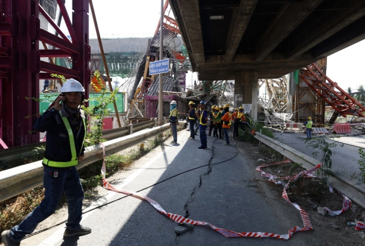 U rënua një mbikalim në ndërtim në Bangkok, pesë persona e kanë humbur jetën