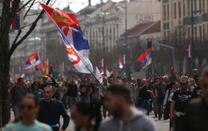 Реки народ од сите страни на протестот во центарот на Белград