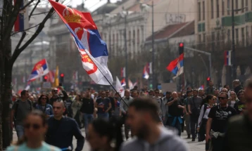 Реки народ од сите страни на протестот во центарот на Белград