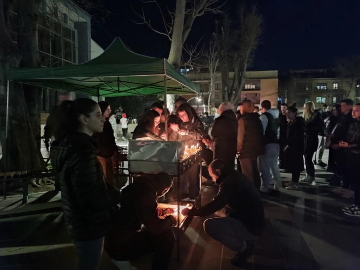 Граѓани во Кочани палат свеќи за жртвите во пожарот