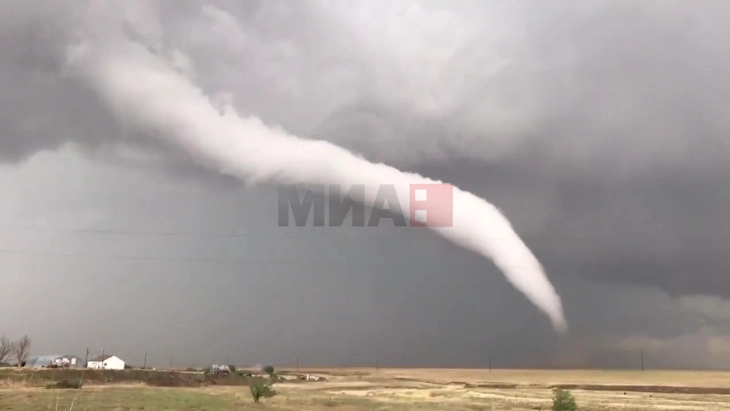 Në tornado, zjarr dhe stuhi rëre humbën jetën të paktën 40 persona në të gjithë SHBA-në