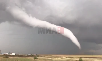 Në tornado, zjarr dhe stuhi rëre humbën jetën të paktën 40 persona në të gjithë SHBA-në