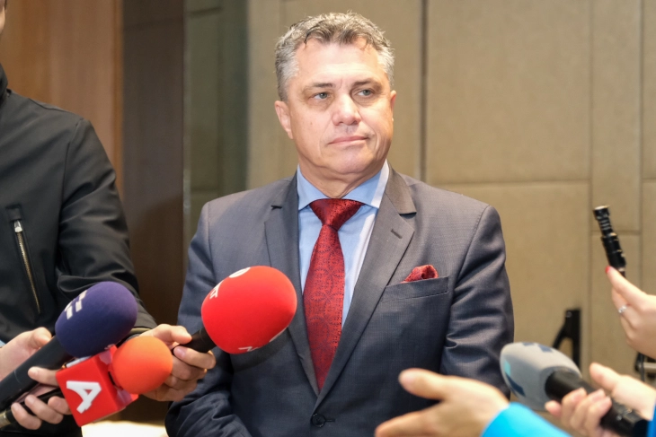 Ambasadori Tupançevski do të vizitojë të lënduarit nga zjarri në Koçan të cilët janë transferuar në Serbi