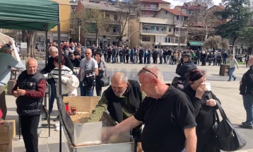 Тивко и тажно е во Кочани еден ден по трагичниот пожар