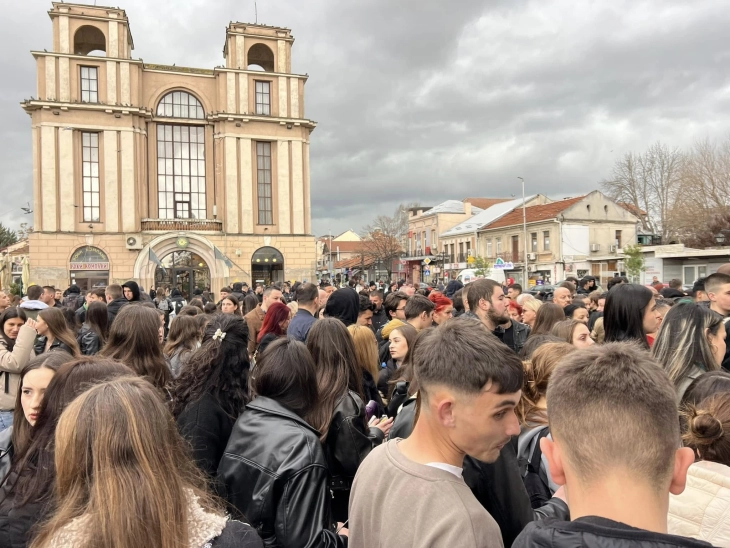 Младите од Куманово оддаваат почит на загинатите врсници во Кочани