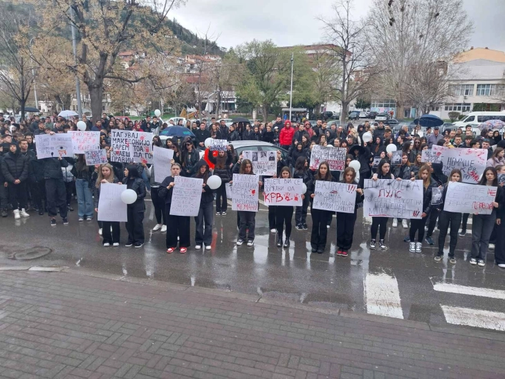 Во Штип протест на средношколци по трагичната несреќа во Кочани (видео)