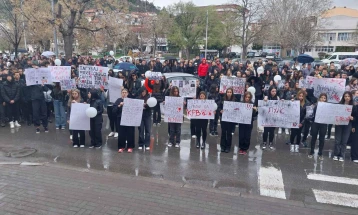 Во Штип протест на средношколци по трагичната несреќа во Кочани (видео)