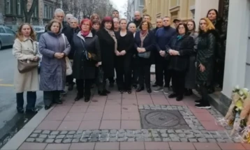 Пред Амбасадата на РСМ во Белград положија свежо цвеќе и запалија свеќи од македонската заедница во Србија