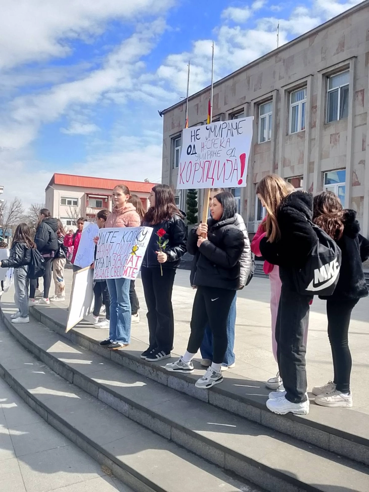 Кавадарци оддава почит на загинатите во дискотеката во Кочани 