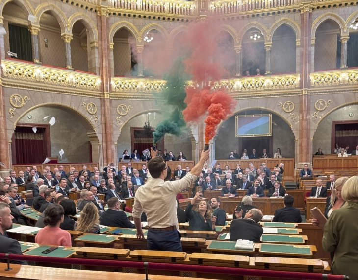 Опозициски пратеници во парламентот на Унгарија запалија димни бомби за време на седница