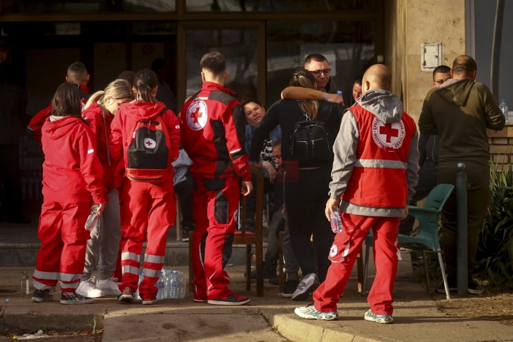 Punonjësit socialë dhe psikologët e Kryqit të Kuq i Greqisë ndodhen në spitalet e Selanikut për të ndihmuar të afërmit e të lënduarve