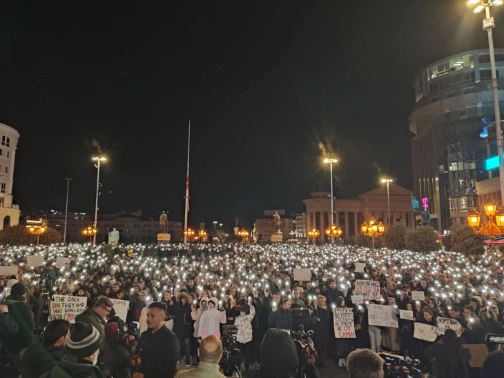 Шеснаесет минути молк и ѕвездено небо во Скопје во спомен на жртвите од трагедијата во Кочани