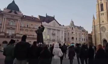 Жителите на Нови Сад на Плоштад Слобода им оддаваат почит на загинатите во Кочани